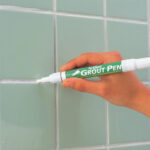 Marcatore permanente - per fughe Grout Pen - punta a scalpello - tratto 2,0-4,0 mm - bianco - Artline - immagine 2