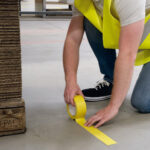 Nastro adesivo DURALINEBASIC 50/016 - removibile - 5 cm x 33 m - giallo - Durable - immagine 2