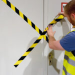 Nastro adesivo DURALINEBASIC 50/016 - removibile - 5 cm x 33 m - giallo/nero - Durable - immagine 3