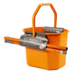 Kit per pavimenti Secchiostrizza - secchio con strizzatore 12 L + mop 240 gr + manico da 130 cm - arancione - Perfetto - immagine 2