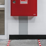 Nastro adesivo DURALINESTRONG 50/07 1726 - permanente - 5 cm x 30 m - rosso/bianco - Durable - immagine 2