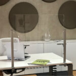 Schermo protettivo Slim - da scrivania - con morsetto in alluminio - 65 x 107 cm - Studio T - immagine 2