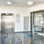Nastro adesivo DURALINESTRONG 50/05 1043 - rimovibile - 5 cm x 15 m - giallo/nero - Durable - immagine 4