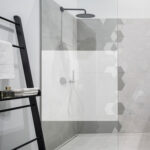 Plastica decorativa statica - 45 cm x 1,5 m - striscia oscurante opaca - PVC - bianco latte - Patifix - immagine 2