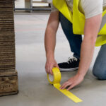 Nastro adesivo DURALINEBASIC 50/016 - removibile - 5 cm x 33 m - giallo - Durable - immagine 2