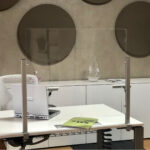 Schermo protettivo Slim - da scrivania - con morsetto in alluminio - 65 x 107 cm - Studio T - immagine 2